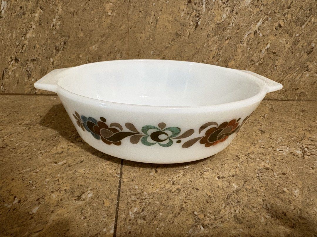 Vintage Pyrex (Category: Other Kitchenware & Tableware) located in Bacoor. Submitted by solitaire0509 (Listing ID 1428093484, Image 2). Description: 850 each.