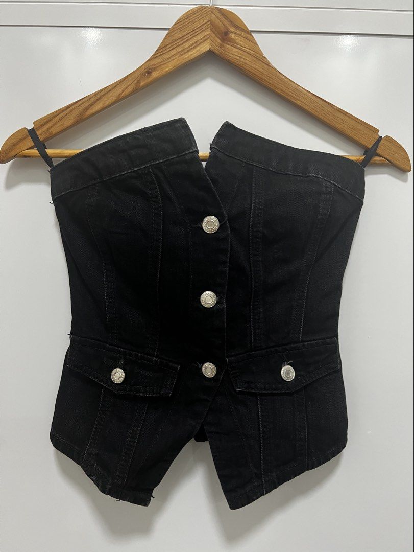 Zara Black Denim Tube Top (Category: Sleeveless) located in Malolos. Submitted by tinescuratedcloset (Listing ID 1428030751, Image 3). Description: - Zara Black Denim Tube Top🖤 - Button closure - smocked back - fit: S-M - super pretty! 🥹🖤.