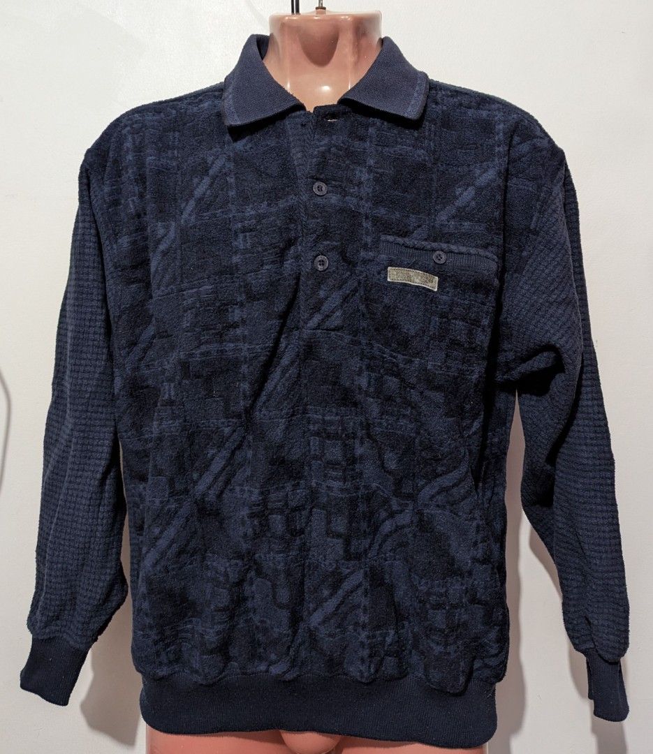 Zealzip Jacket - M (Blue) (Category: Coats, Jackets and Outerwear) located in General Trias. Submitted by mervcorner (Listing ID 1427956665, Image 1). Description: Unisex Jacket (Blue) Brand: Zealzip Size: Medium 1 Pocket Issue: Missing 1 Button Seldom use. Presentable. Pwede pang baguio or tagaytay. RFS: Decluttering Item Location: General Trias, Cavite Delivery thru lalamove (at buyer's expense) Contact 09918984245 if interested..