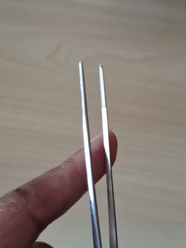 16.5cm curved Tweezer (Category: Other Kitchenware & Tableware) located in Quezon City. Submitted by an.marie (Listing ID 1428158946, Image 3). Description: These tweezers are made of stainless steel. They have a ridged grip for better handling. The tips are fine and precise, suitable for detailed work. The tweezers are straight and have a pointed tip..