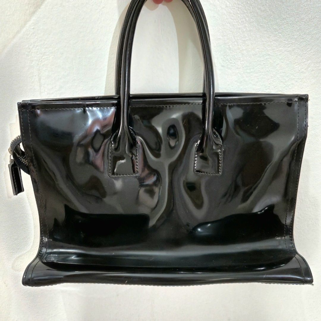 Agnes B. Enamel Leather Black Hand Bag (Category: Shoulder Bags) located in Quezon City. Submitted by pammuwu (Listing ID 1428157909, Image 2). Description: .