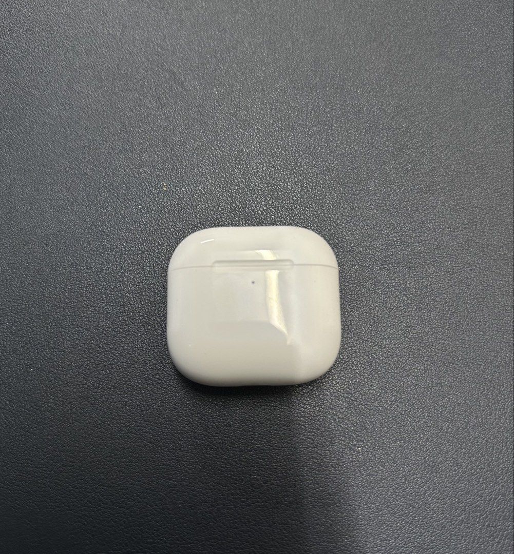 AirPods 4 (Category: Earphones) located in Manila. Submitted by riatheworld (Listing ID 1428212524, Image 2). Description: wts lfb airpods 4 non anc ₊˚⊹ᰔ ₱4.5k. 𐙚 buds are original with box 𐙚 under limited warranty. 𐙚 meetup at guadalupe mrt station. ౨ৎ˖ ࣪⊹ rfs: replacement charging case, used only twice will swith back sa wired ones. 𖤐 loc: makati..