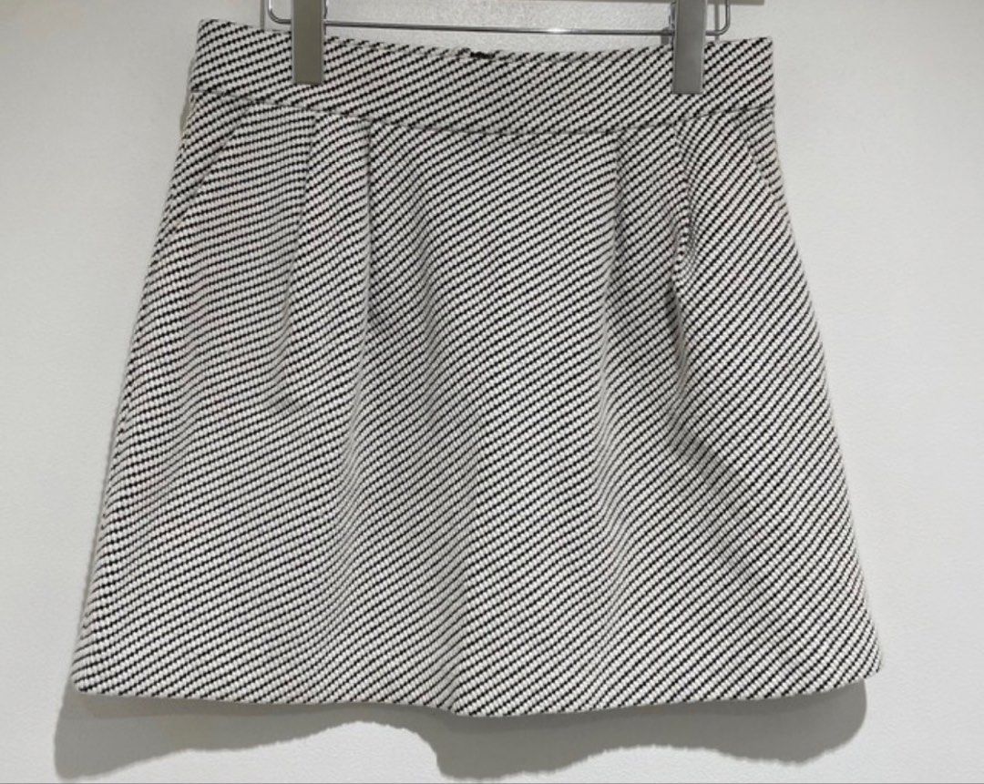 Armani Exchange Black and White Skirt (Category: Skirts) located in Makati City. Submitted by thea_eswar (Listing ID 1428097726, Image 3). Description: 😍 Very Cute Skirt 😍 Smart Casual MOP: Gcash.