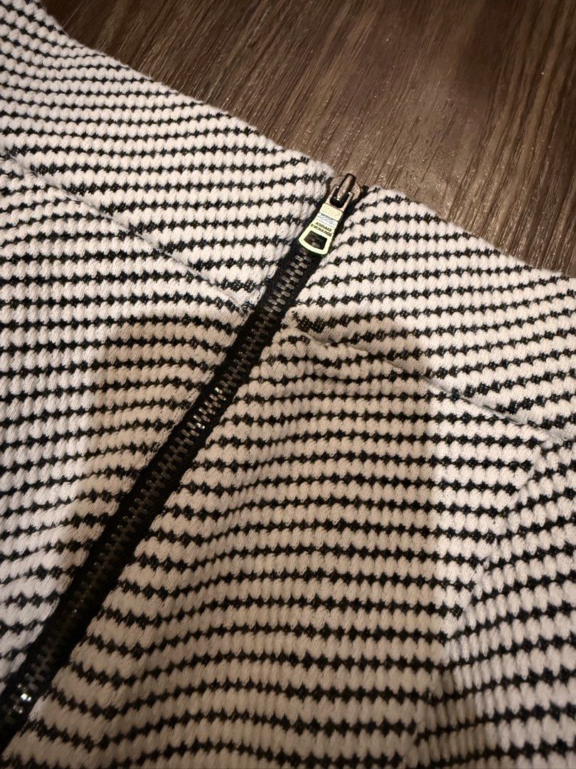 Armani Exchange Black and White Skirt (Category: Skirts) located in Makati City. Submitted by thea_eswar (Listing ID 1428097726, Image 2). Description: 😍 Very Cute Skirt 😍 Smart Casual MOP: Gcash.
