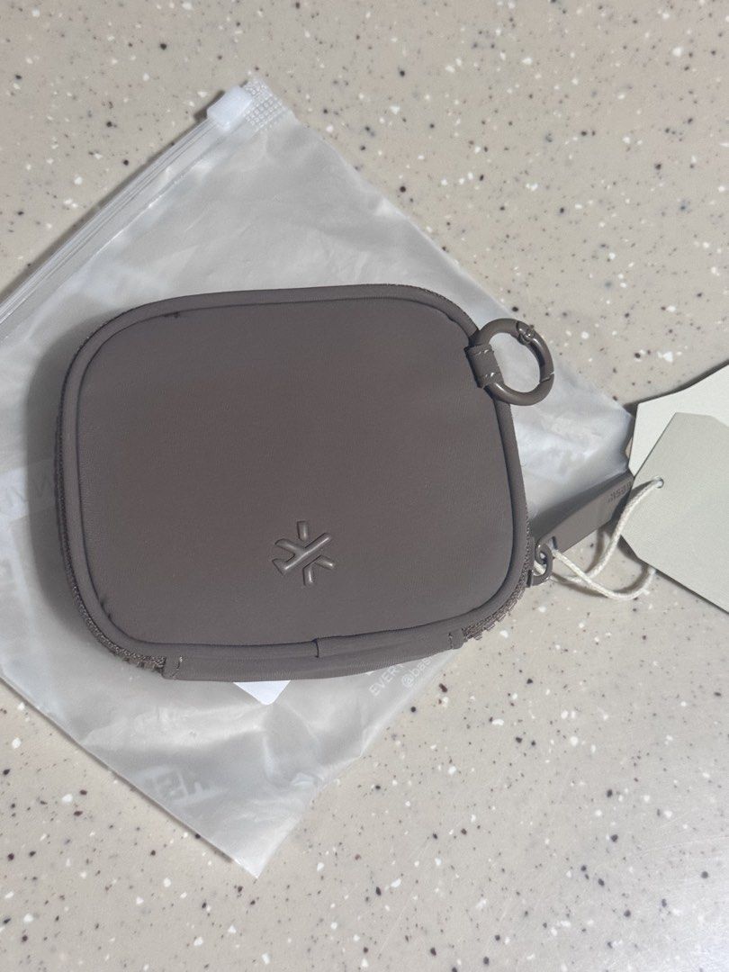 OAK Bash Manila Cardholder (Category: Wallets & Card holders) located in Marikina City. Submitted by skincaremnlatbp (Listing ID 1428227557, Image 3). Description: Location: Marikina Lalamove within Metro Manila, J&T booking c/o buyer if outside Metro Manila (I don’t have the app).