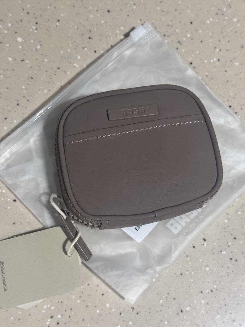 OAK Bash Manila Cardholder (Category: Wallets & Card holders) located in Marikina City. Submitted by skincaremnlatbp (Listing ID 1428227557, Image 2). Description: Location: Marikina Lalamove within Metro Manila, J&T booking c/o buyer if outside Metro Manila (I don’t have the app).