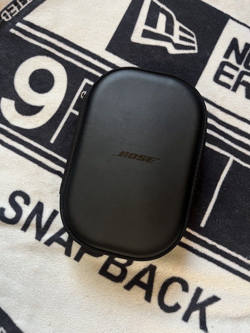 Bose QuietComfort35 (Category: Headphones & Headsets) located in Muntinlupa City. Submitted by openyoear.700 (Listing ID 1428200346, Image 2). Description: Selling my Bose QuietComfort35 Complete, barely used Selling it for 7,500 only negotable for sure buyer. Dm if interested thanks.