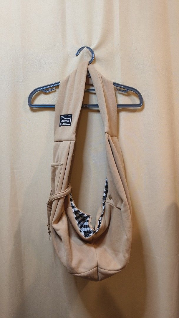 Cat Series Pet Sling Carrier (Category: Homes & Other Pet Accessories) located in Baguio. Submitted by esselingri00355 (Listing ID 1428165429, Image 2). Description: rarely used 220+sf gcash payment j&t.
