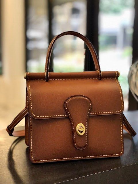 Coach Brown Leather Handbag (Category: Luxury Bags & Wallets) located in Mariveles. Submitted by declouterringmom (Listing ID 1428238426, Image 1). Description: Ang issue is yung leather sa loob nagbakbak sya kasi di nagagamit, ginawan ko nalang ng paraan. Bawal sa maselan..