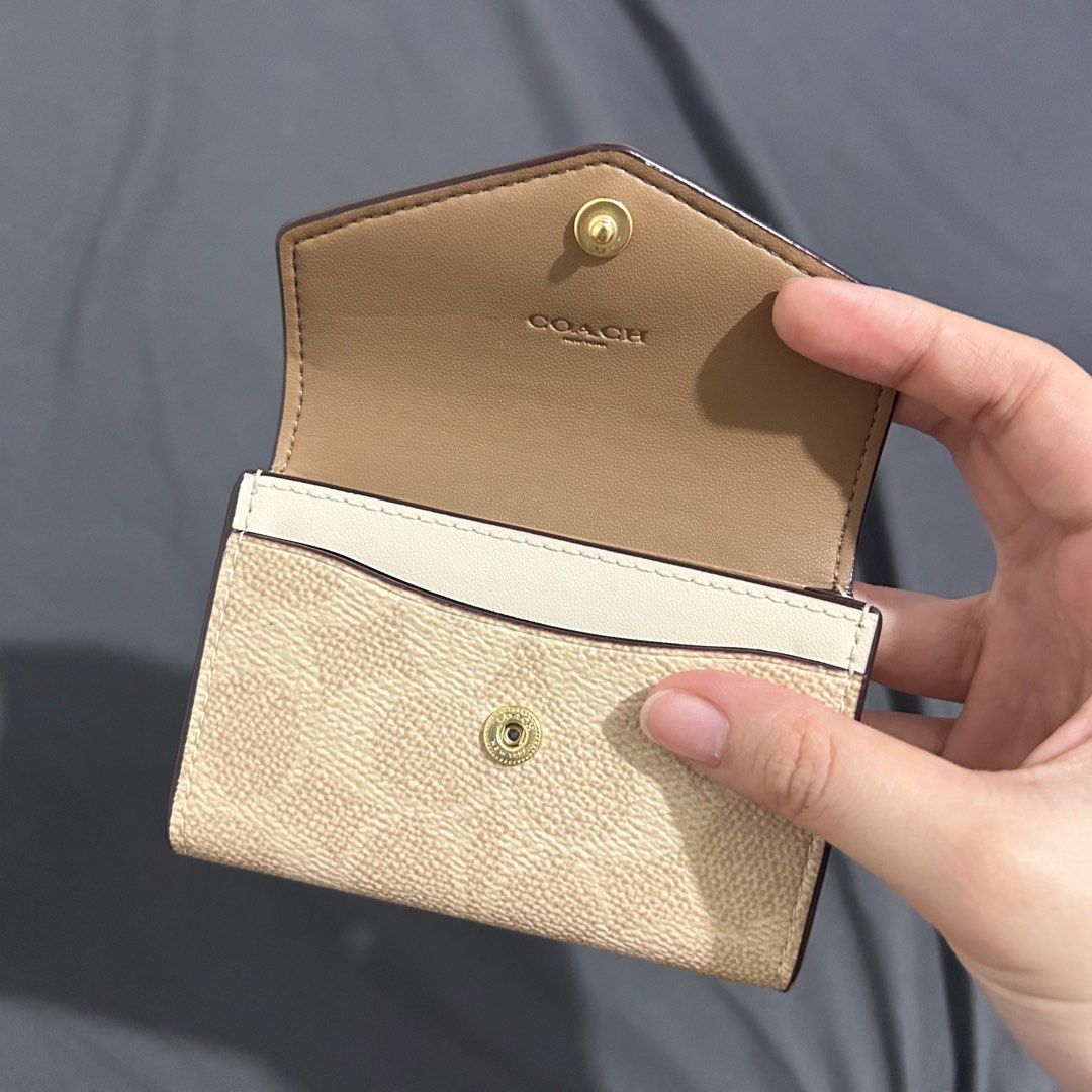 coach flap card case signature canvas (Category: Luxury Bags & Wallets) located in Angeles City. Submitted by sh4ine (Listing ID 1428177346, Image 3). Description: 100% original bought from sg 🇸🇬 includes paper bag, dust bag, and tag.