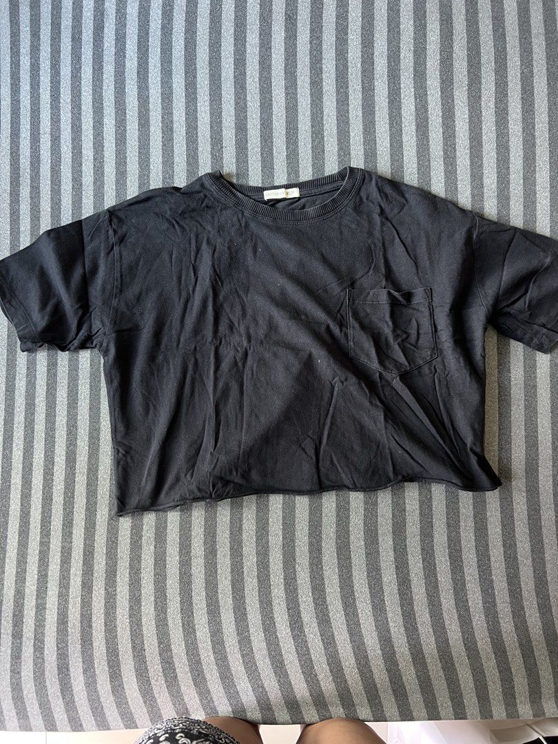 Cotton On Black Boxy Crop Top (Category: Shirts) located in Makati City. Submitted by sisijava13 (Listing ID 1428115696, Image 1). Description: .