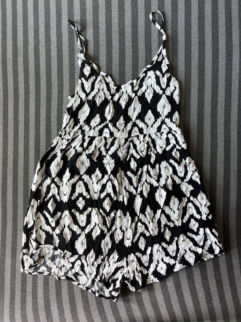 Cotton On Romper - Black and White (Category: Rompers) located in Makati City. Submitted by sisijava13 (Listing ID 1428117884, Image 1). Description: .