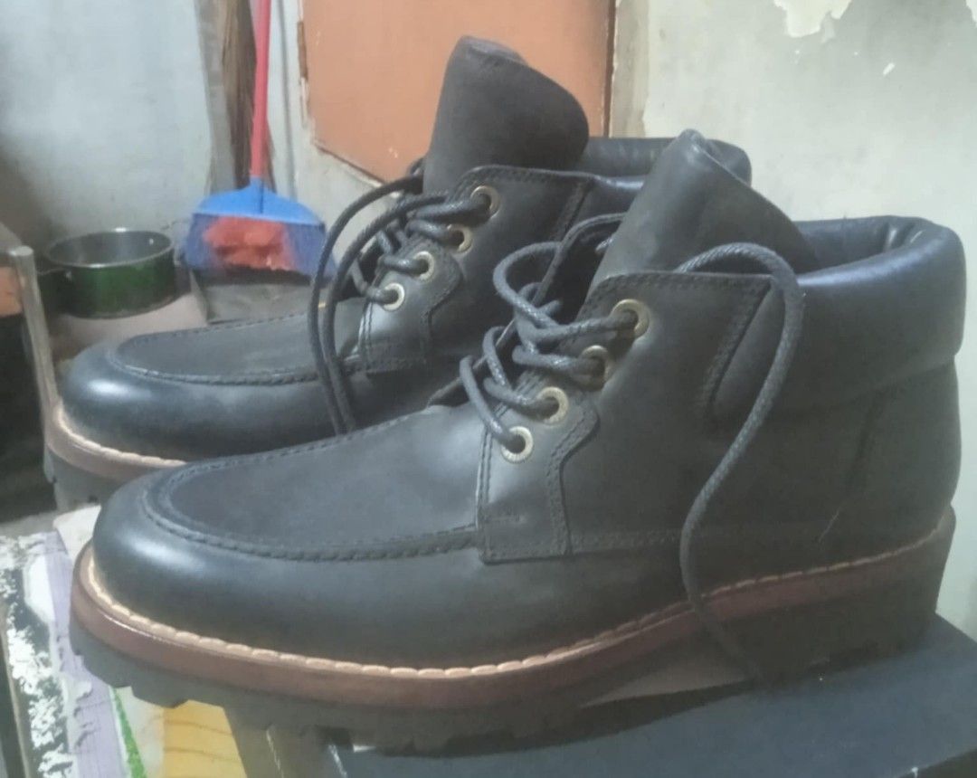 Dolce & Gabbana Leather Boots (Category: Casual Shoes) located in Bacacay. Submitted by carson2023 (Listing ID 1428132113, Image 1). Description: Original & Genuine Hi top black leather Hi top Dolce and Gabbana Shoes. Note: No Box.