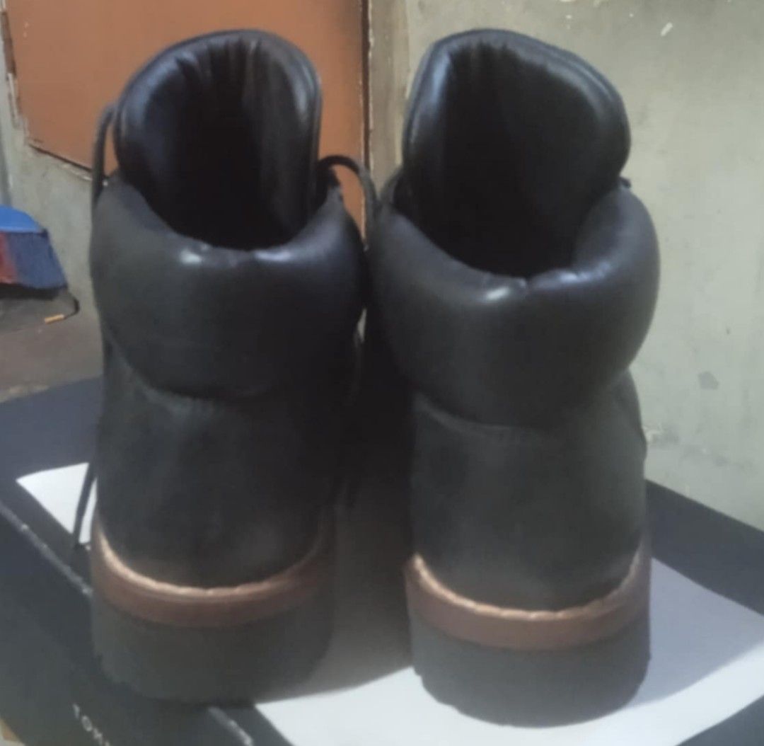 Dolce & Gabbana Leather Boots (Category: Casual Shoes) located in Bacacay. Submitted by carson2023 (Listing ID 1428132113, Image 2). Description: Original & Genuine Hi top black leather Hi top Dolce and Gabbana Shoes. Note: No Box.