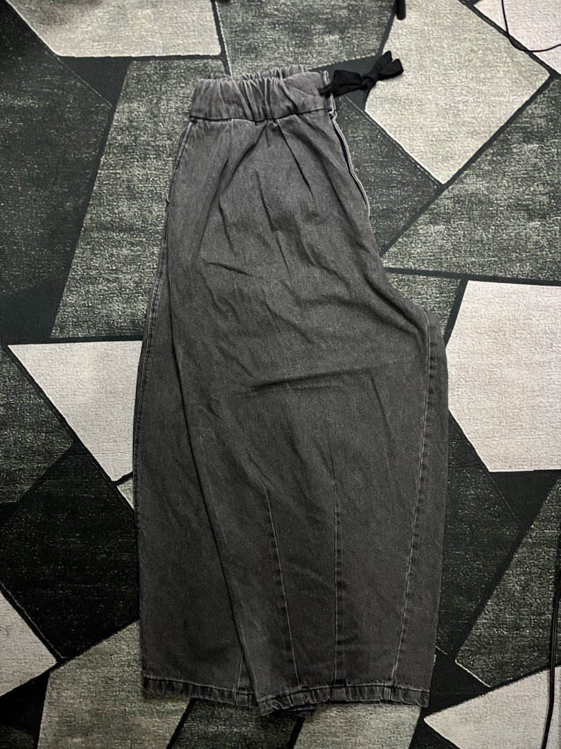 Farmers market balloon type pants (Category: Jeans) located in Laguindingan. Submitted by thriftn0_limits (Listing ID 1428151096, Image 2). Description: Farmers market acid washed dark grey balloon pants Waist: 30-42 Length: 37.5 Thigh: 17.5 Hem: 11 Good condition No issue Heavy/ hard 600+ sf.