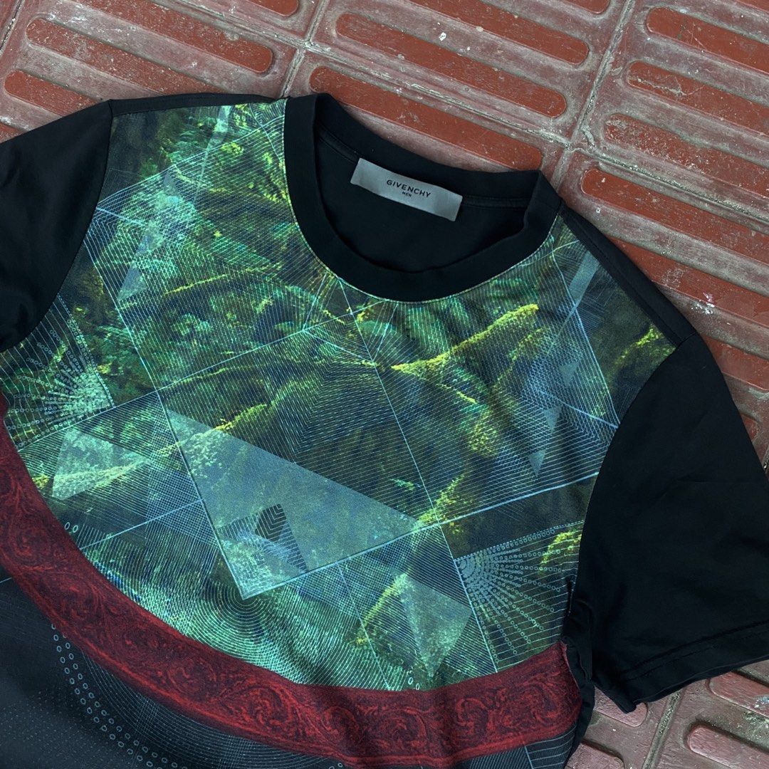 Givenchy Men Graphic Print T-shirt (Category: Luxury Apparel) located in Manila. Submitted by d____g (Listing ID 1428101906, Image 2). Description: Size:Medium W:19 L:27.