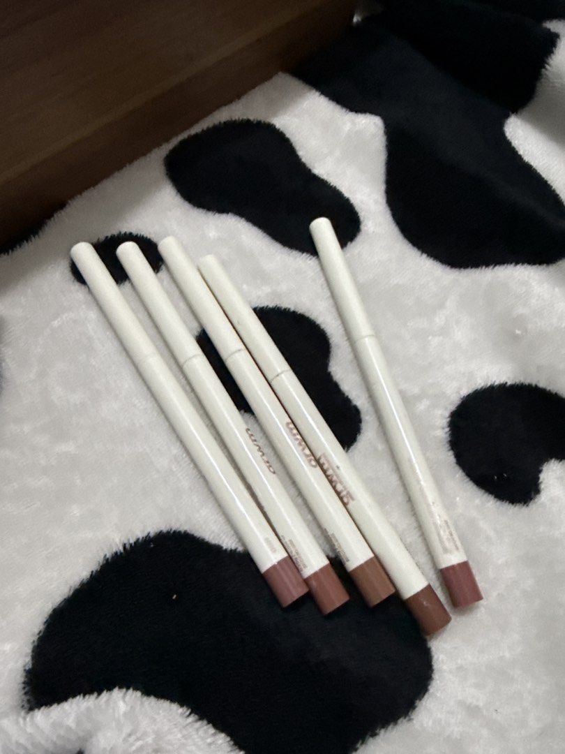 GRWM Lip Contour Lipliner Set (Category: Makeup) located in Baguio. Submitted by caieane (Listing ID 1428198354, Image 1). Description: Selling as set! Impulse boughtt. Used maybe 2-3 times yung iba. Still have the boxes. Shades: Cali 2.15 Coffee Rayearth Lovebug Ann 120 if each RFS: Di bagay lipliner sa’kin hahah.