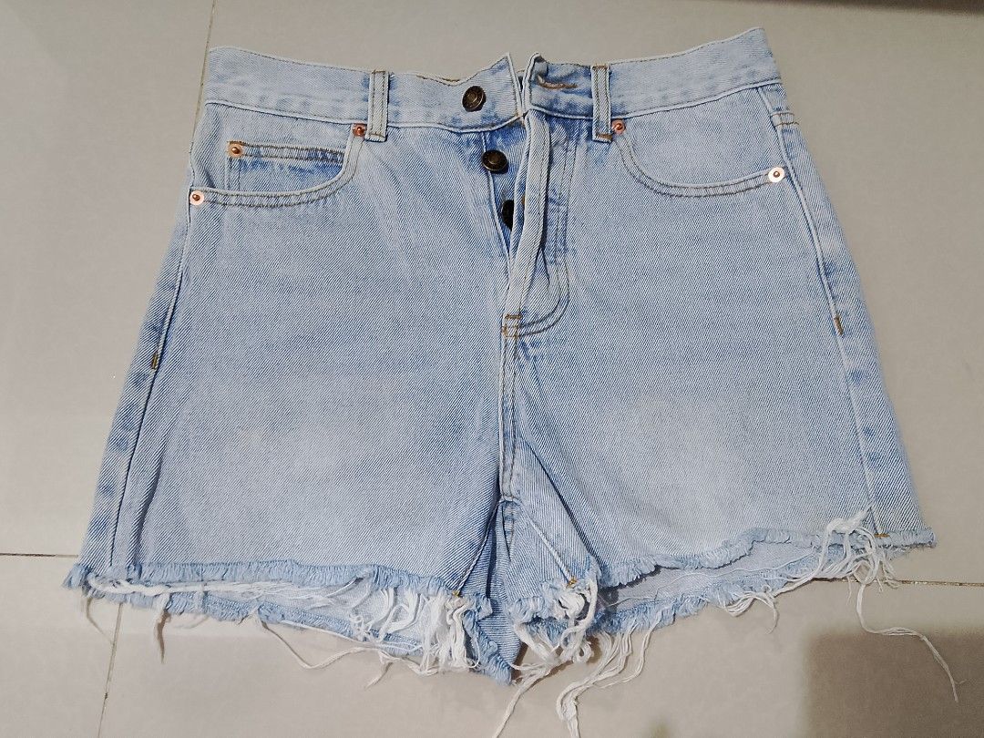 Gucci x Doraemon Denim Shorts (Category: Luxury Apparel) located in Caloocan City. Submitted by wirlynbina94604 (Listing ID 1428231889, Image 1). Description: dEnim short size 28.