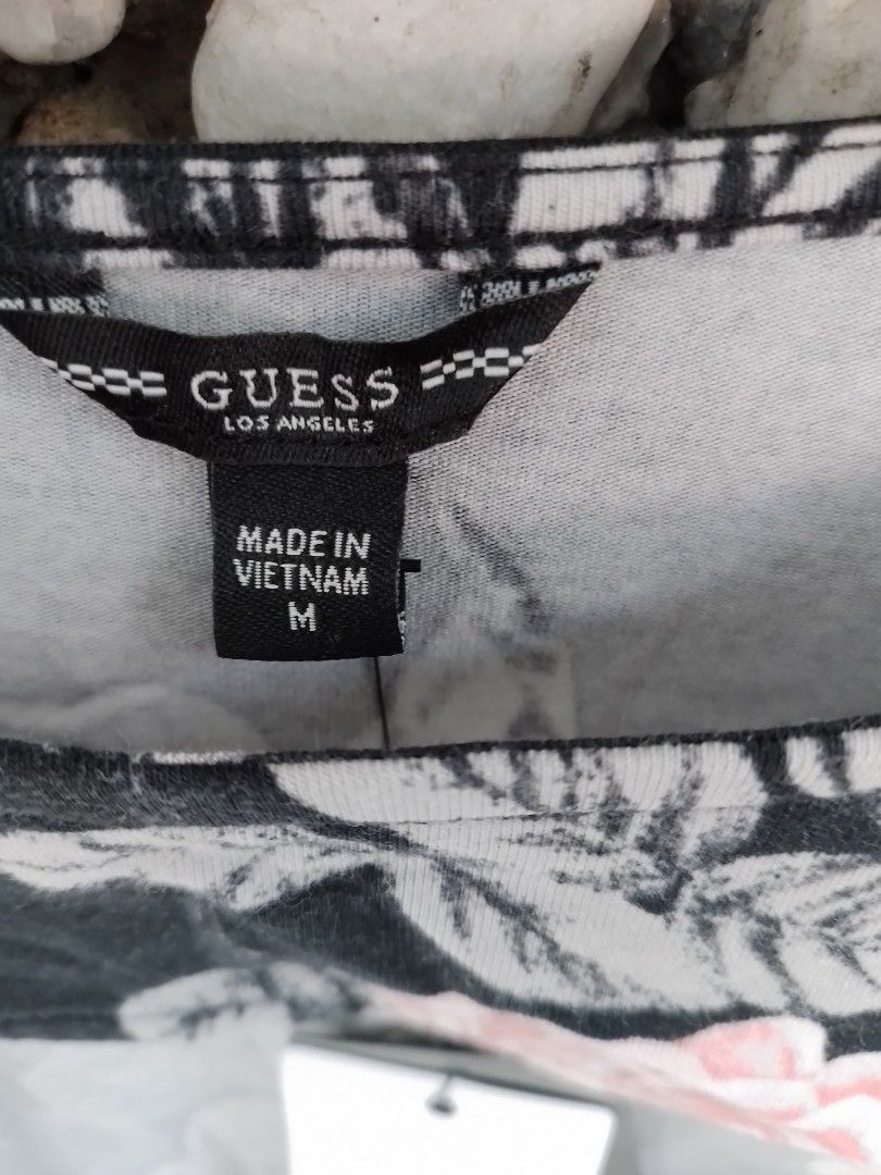 Guess women floral longsleeves (Category: Others Tops) located in San Pedro. Submitted by thrifterside (Listing ID 1428107882, Image 3). Description: Guess floralblack longsleeve size U.S. medium 84A stretchable and light fabric legit from Guess..righr for that Ootd this summer...