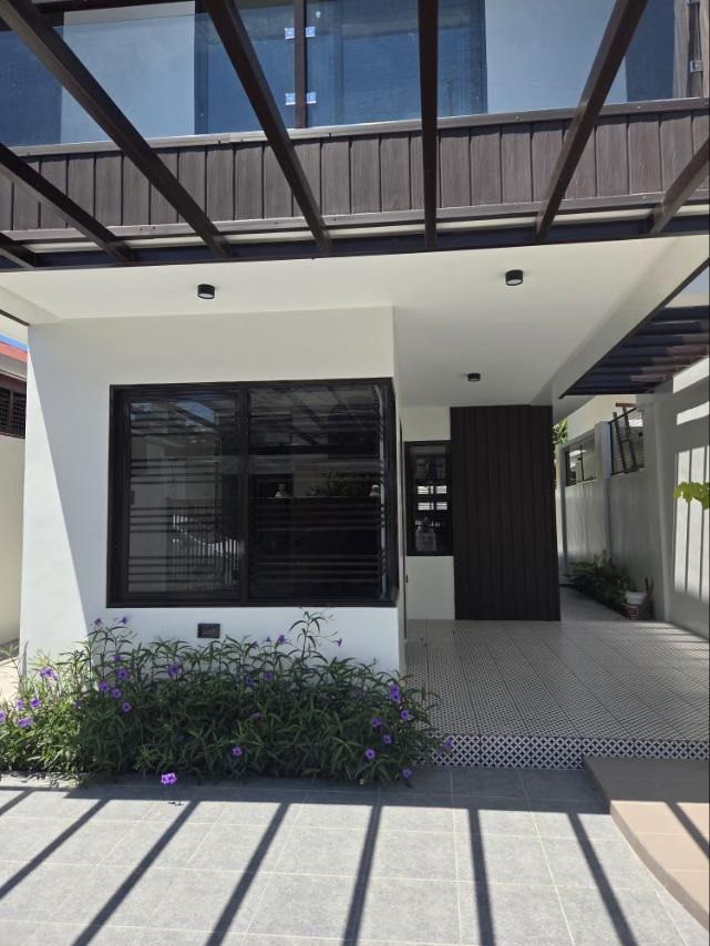 House and Lot Paranaque (Category: House & Lot) located in Manila. Submitted by iskoh4102 (Listing ID 1428174584, Image 2). Description: House and lot for sale 2 units avail. 1st unit: 200sqm lot area, 295sqm flr area, 2nd unit: 310sqm flr area, 3br 3cr, maids rm w/ cr,powder rm, 2car garage. P23m.nego for direct buyer.