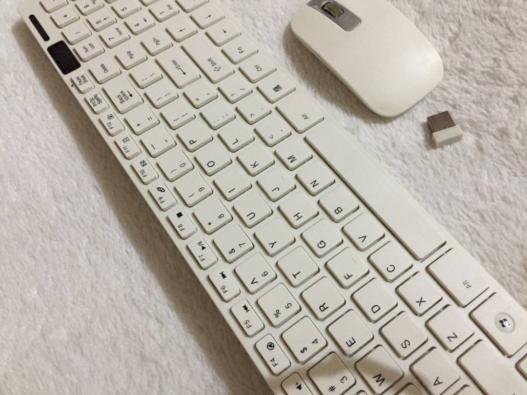K-06 2.4G Wireless Keyboard and Mouse Set (Category: Computer Keyboard) located in Tarlac. Submitted by trishatrish3 (Listing ID 1428107832, Image 1). Description: Color: White Battery Operated (Triple A) Include keyboard, keyboard cover, mouse, usb transmitter The keyboard has a full layout with number pad.