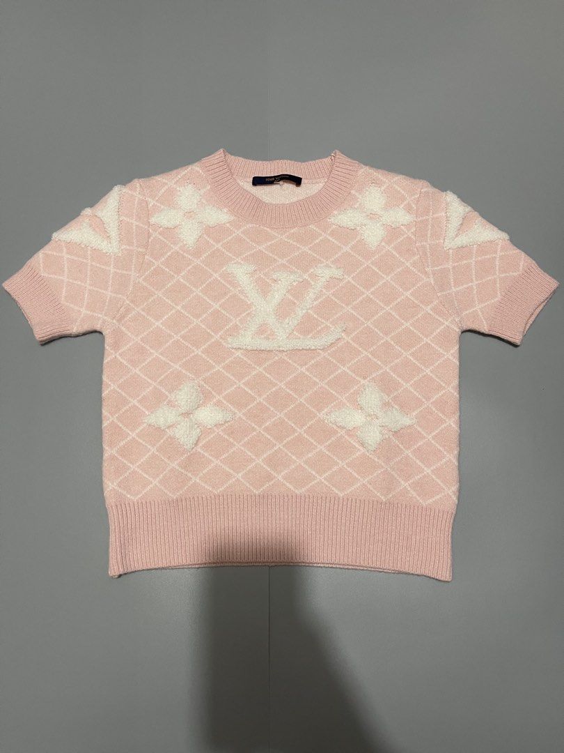 Louis Vuitton Pink Short Sleeve Sweater (Category: Luxury Apparel) located in Calapan. Submitted by zyrielonti54697 (Listing ID 1428101965, Image 1). Description: Louis vuitton Size large Dimes 18x20 Color rate 9.8/10 No issue.
