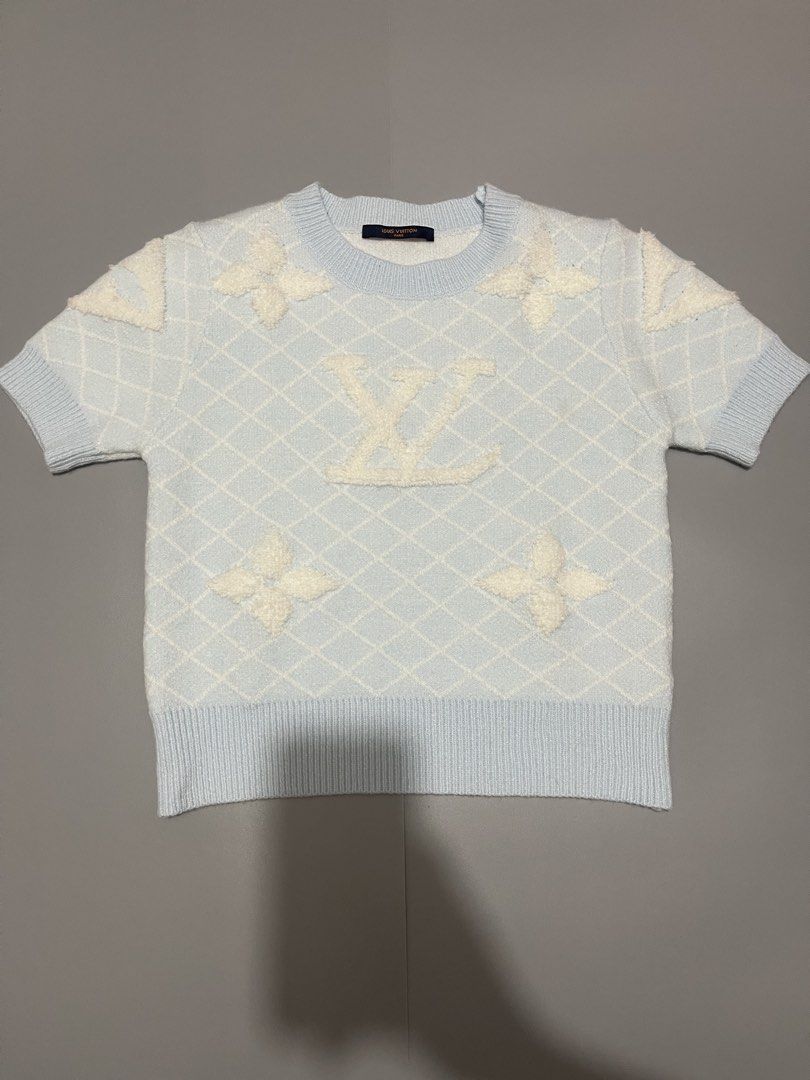 Louis Vuitton Short Sleeve Sweater (Category: Luxury Apparel) located in Calapan. Submitted by zyrielonti54697 (Listing ID 1428102081, Image 1). Description: Louis vuitton Size large Dimes 18x20 Excellent Color rate 9.9/10.