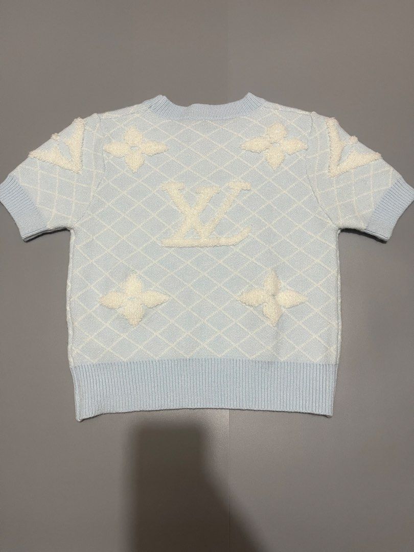 Louis Vuitton Short Sleeve Sweater (Category: Luxury Apparel) located in Calapan. Submitted by zyrielonti54697 (Listing ID 1428102081, Image 2). Description: Louis vuitton Size large Dimes 18x20 Excellent Color rate 9.9/10.