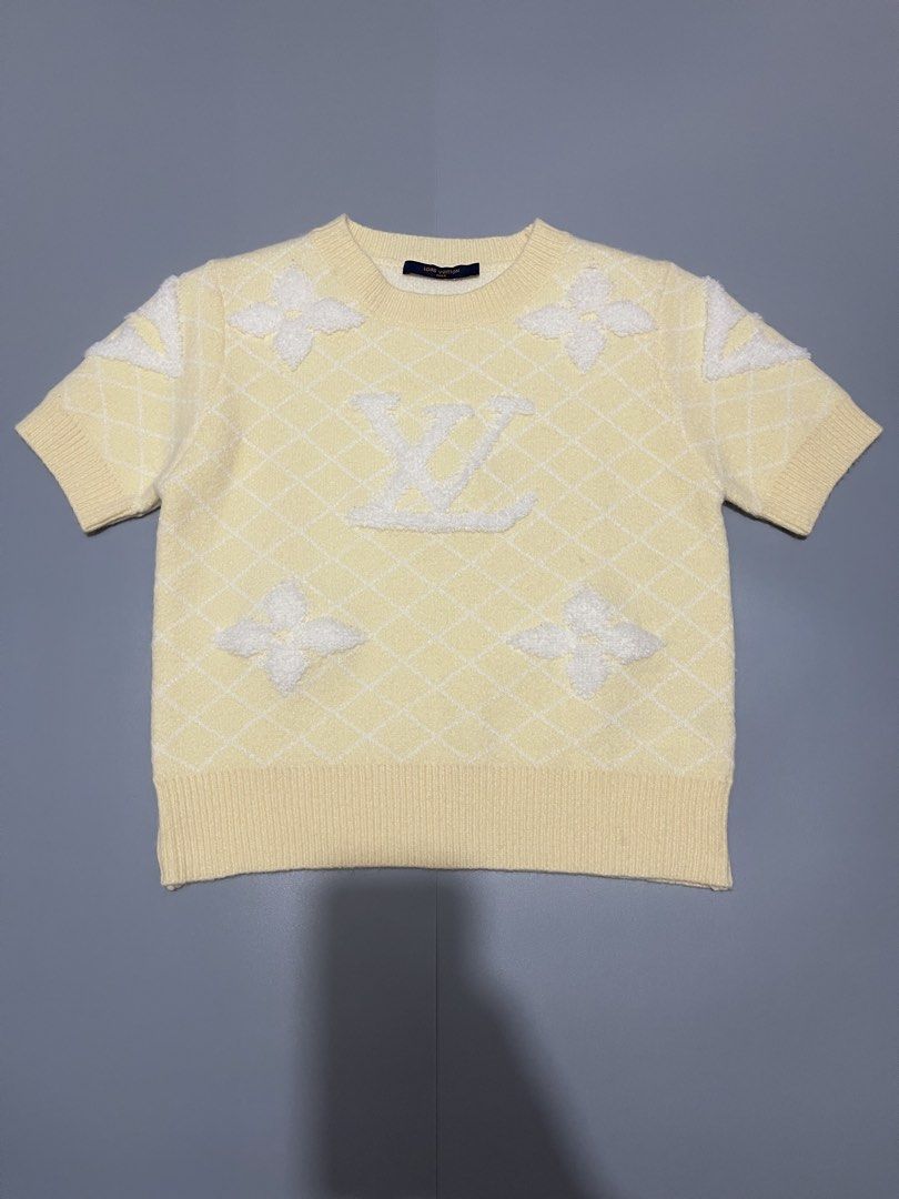 Louis Vuitton Short Sleeve Sweater (Category: Luxury Apparel) located in Calapan. Submitted by zyrielonti54697 (Listing ID 1428102155, Image 1). Description: Louis vuitton Size large Dimes 18x20 Excellent Color rate 9.9/10.