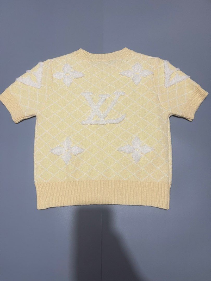 Louis Vuitton Short Sleeve Sweater (Category: Luxury Apparel) located in Calapan. Submitted by zyrielonti54697 (Listing ID 1428102155, Image 2). Description: Louis vuitton Size large Dimes 18x20 Excellent Color rate 9.9/10.