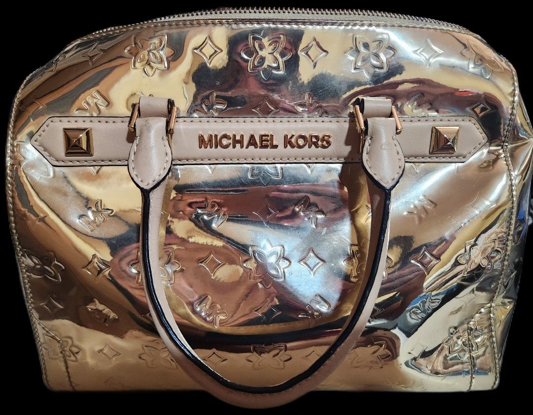 Michael Kors Kara Duffle Bag (Category: Luxury Bags & Wallets) located in Makati City. Submitted by juandiego2150 (Listing ID 1428159930, Image 1). Description: Help me declutter. I'm selling my Michael Kors Kara duffle bag for 1500 php only. Bought at the Greenbelt store nung 2018 pa so 8 years old na ang bag. Minor scratch lang naman po sa handle since naka store lang naman siya sa cabinet ko and pag may mga special occasions ko lang siya ginag