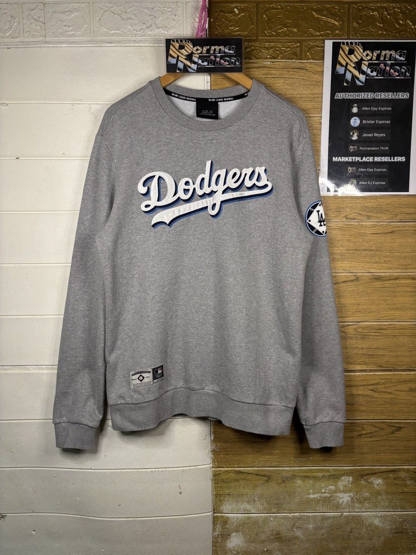 MLB DODGERS EMBROIDERED CREWNECK (Category: Activewear) located in Cabuyao City. Submitted by pormanation-thrift-store (Listing ID 1428108591, Image 1). Description: MLB DODGERS EMBROIDERED CREWNECK Condition: LIKE NEW Color rate: 10/10 (PWEDE SA MASELAN) Size: MEDIUM- LARGE Dimes: 21.5”Wx29”L Issue: NONE‼️ Price: 1200.