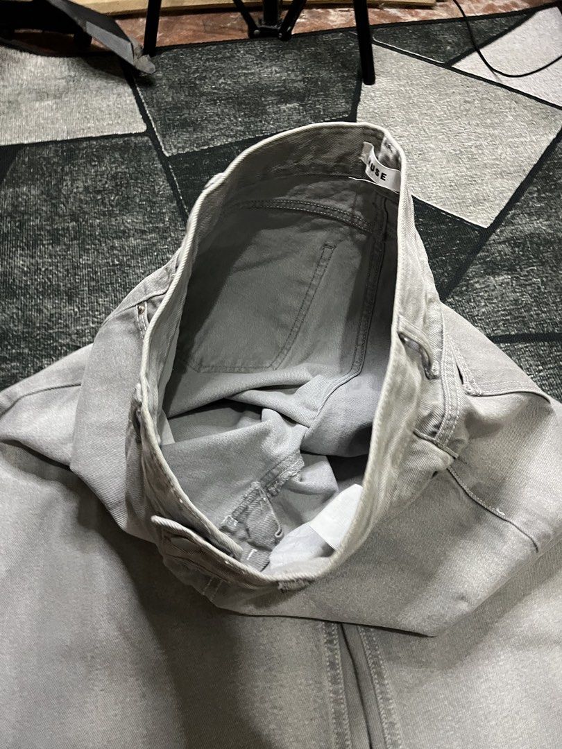 Muse acid washed gray baggy pants (Category: Jeans) located in Laguindingan. Submitted by thriftn0_limits (Listing ID 1428151344, Image 3). Description: Muse acid wash grey baggy pants Waist: 30 Length: 39 Thigh: 13.5 Hem: 10 Good condition No issue Clean Hard/ heavy denim 600 + sf.