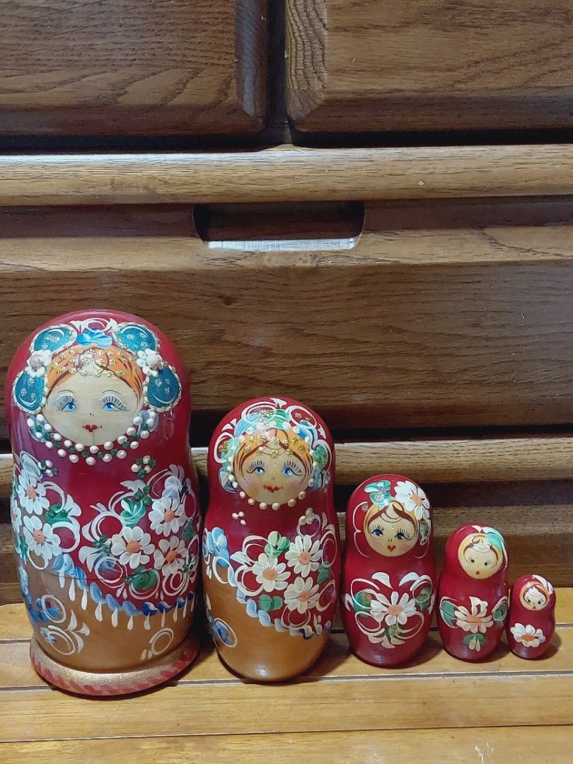 Nesting Dolls Collection (Category: Vintage Collectibles) located in Muntinlupa City. Submitted by sakurambo_des (Listing ID 1428120539, Image 2). Description: - Nesting Dolls Collection -Matryoshka dolls - Traditional Russian dolls - Red color with floral designs - Set of multiple dolls - Classic collectible item -New condition..