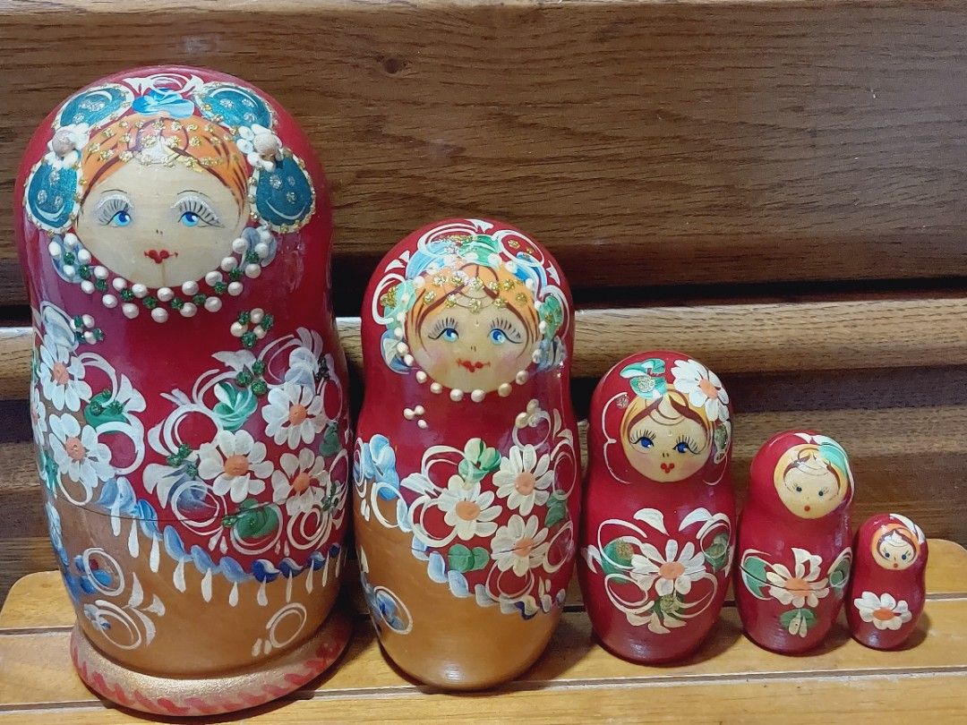 Nesting Dolls Collection (Category: Vintage Collectibles) located in Muntinlupa City. Submitted by sakurambo_des (Listing ID 1428120539, Image 1). Description: - Nesting Dolls Collection -Matryoshka dolls - Traditional Russian dolls - Red color with floral designs - Set of multiple dolls - Classic collectible item -New condition..