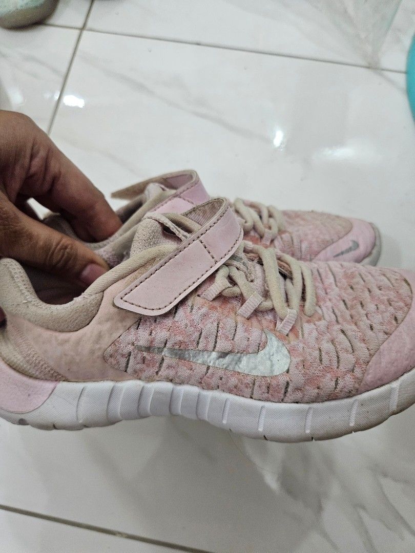 Nike Free RN Pink Sneakers (Category: Babies & Kids Fashion) located in Manila. Submitted by cloverclothes (Listing ID 1428124778, Image 2). Description: size 32 can wear 6-8y super comfy authentic nike. decluttering my stuffs. .