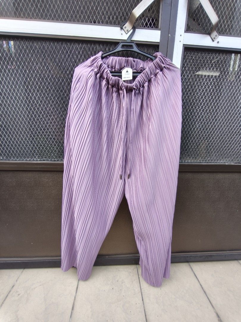Niko and... Pleated Culottes Pants (Category: Other Bottoms) located in Manila. Submitted by aaa_sy (Listing ID 1428119844, Image 2). Description: super comfy lightweight stretchy pants from niko and... good for hot weather has big pockets! bought second hand rfs: don't wear anymore no flaws.