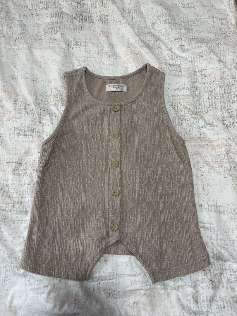 Patterned Top (Category: Sleeveless) located in Singapore. Submitted by broccolilizzie (Listing ID 1428124186, Image 1). Description: .