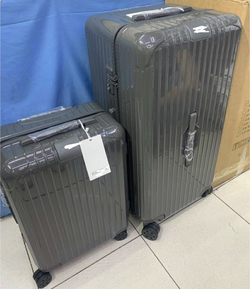 Polycarbonate Luggage Set 20 & trunk plus - Gray (Category: Luggage) located in Manila. Submitted by dh3nz1 (Listing ID 1428102427, Image 1). Description: .