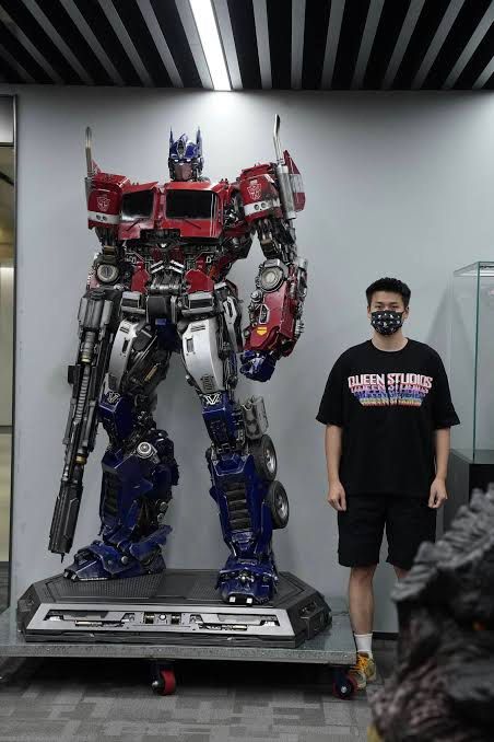 Queen Studios Transformers Bumblebee Optimus Prime Statue (Category: Figurines & Statues) located in Manila. Submitted by rarefindsph0811 (Listing ID 1428205132, Image 2). Description: Life size optimus prime .