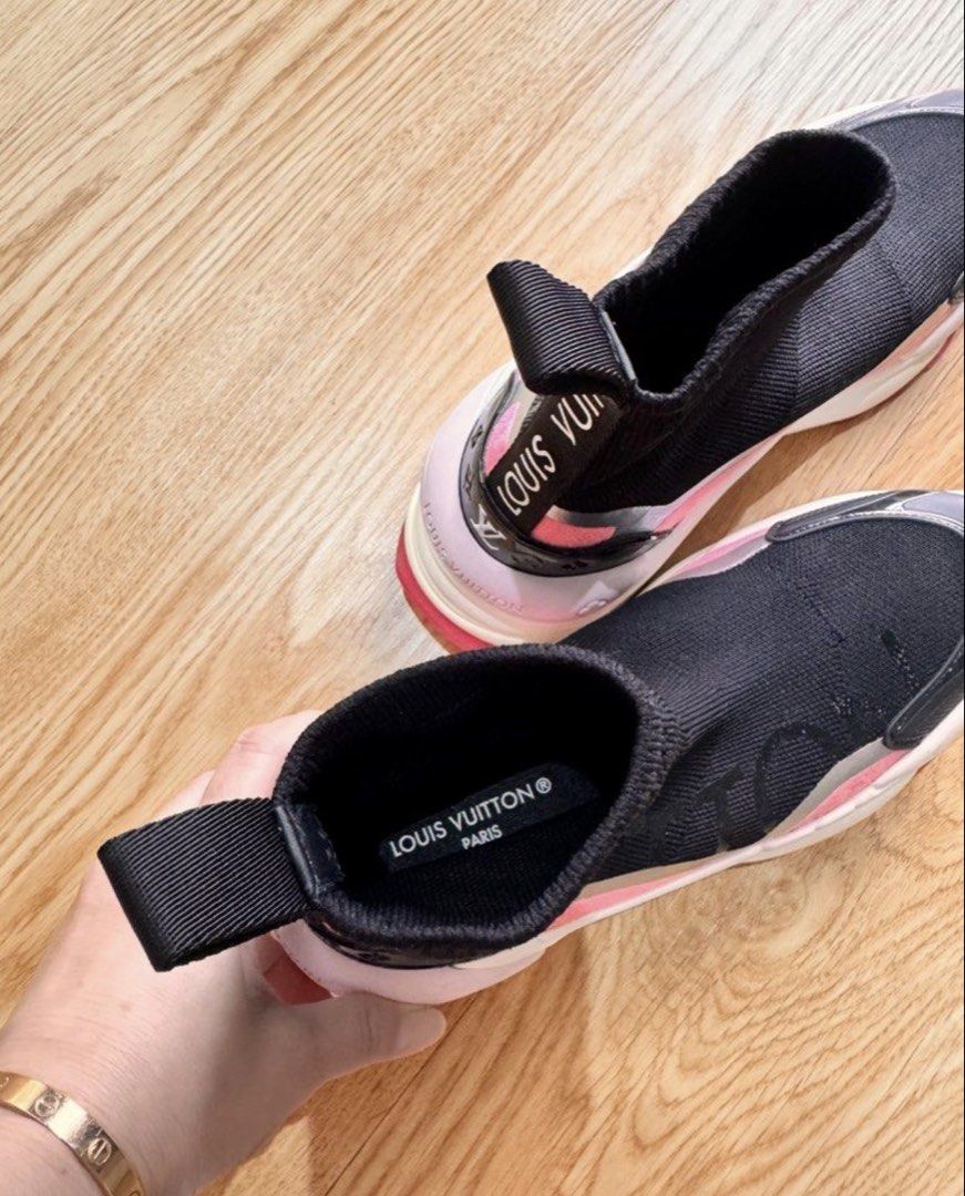 Rush!! Lv shoes (Category: Sneakers) located in Taytay. Submitted by becha1 (Listing ID 1428179064, Image 3). Description: 💯 guaranteed original Looks new Shoes only Selling very low!!! Rfs: need funds.