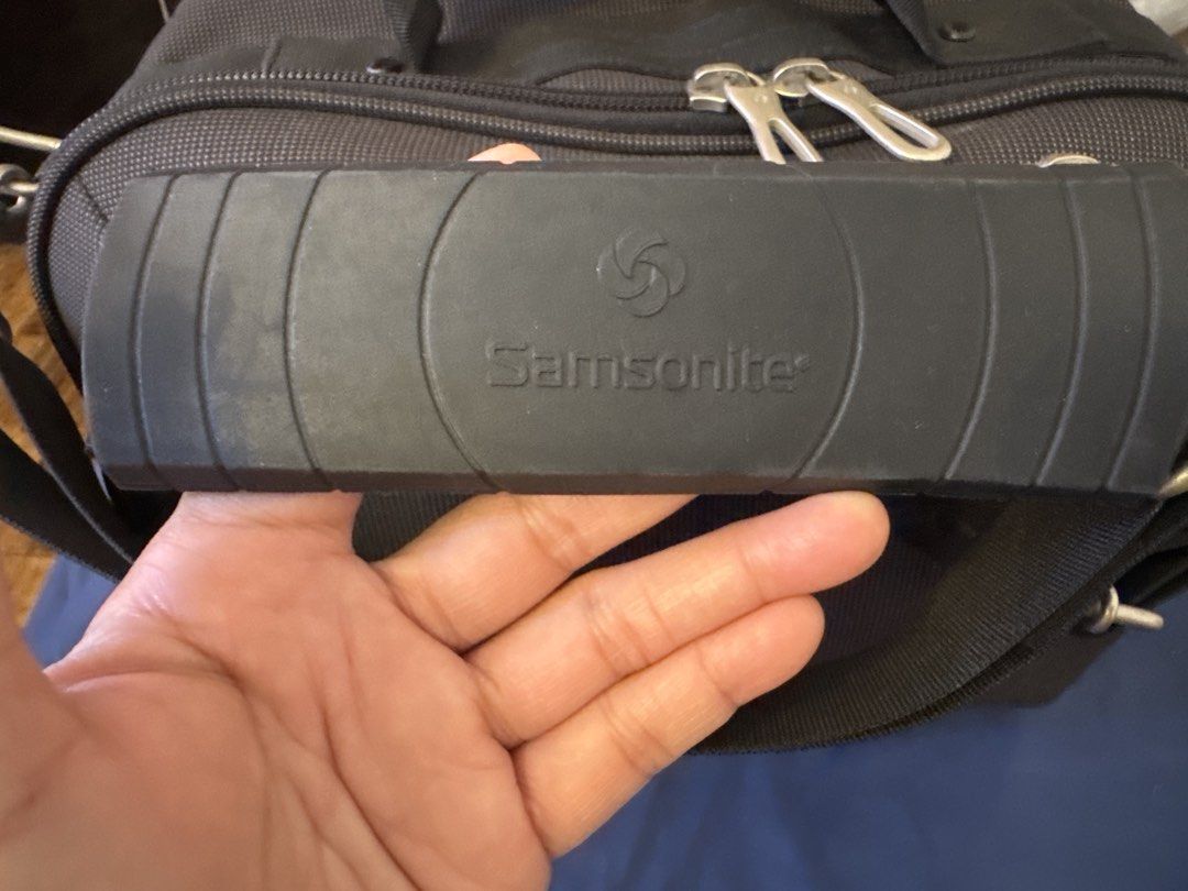 Samsonite Black Briefcase with Shoulder Strap (Category: Briefcases) located in Bacolod City. Submitted by aya027 (Listing ID 1428125732, Image 2). Description: .