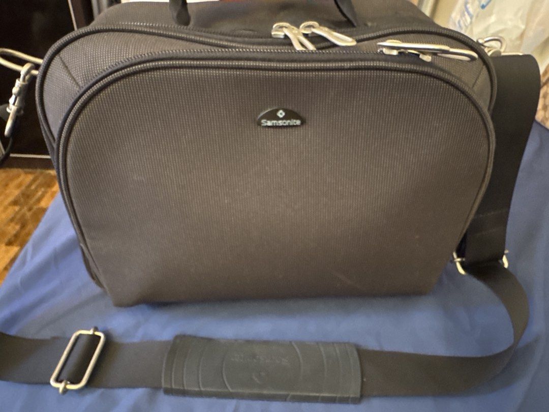 Samsonite Black Briefcase with Shoulder Strap (Category: Briefcases) located in Bacolod City. Submitted by aya027 (Listing ID 1428125732, Image 1). Description: .