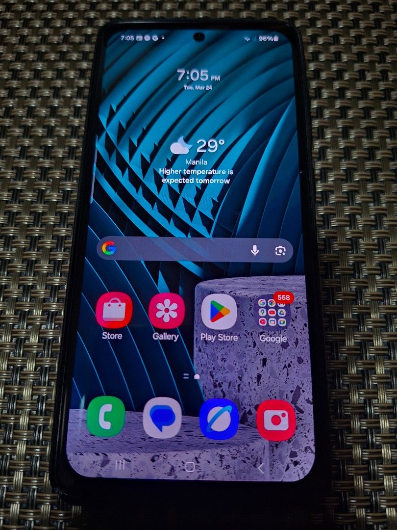 Samsung Galaxy A52 8GB + 256 GB (Category: Samsung) located in Pasig City. Submitted by chazramos0109 (Listing ID 1428195035, Image 1). Description: 8 GB RAM 256 GB ROM Dual SIM / micro SD card Up to 90 Hz screen refresh rate Battery 4500 mAh No Box, No Charger (adapter & cable) RFS: Not using anymore. The phone screen was replaced with an OLED display, restoring the touchscreen and fingerprint functions..