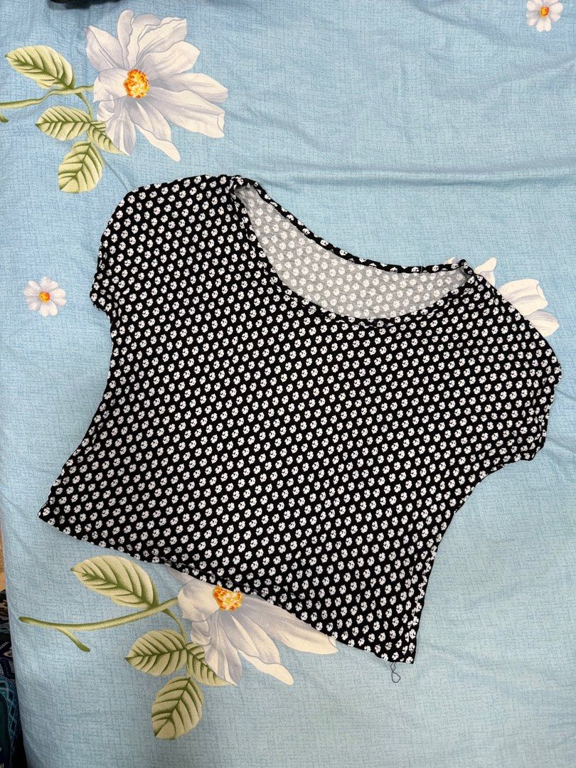 Semi Crop Top Cover Up 3pcs (S-Medium) (Category: Blouses) located in Caloocan City. Submitted by _.helloItsMe (Listing ID 1428135648, Image 2). Description: S-M semi crop top 3pcs.