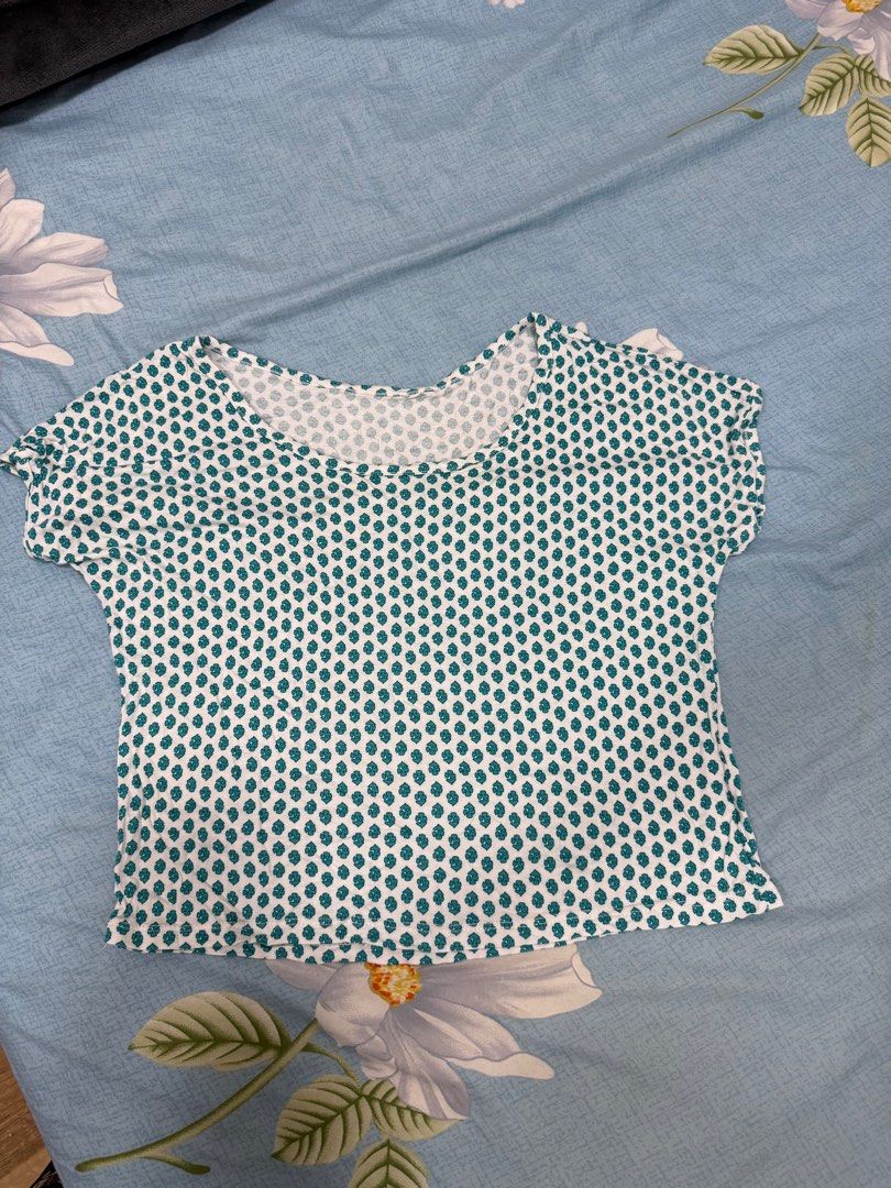 Semi Crop Top Cover Up 3pcs (S-Medium) (Category: Blouses) located in Caloocan City. Submitted by _.helloItsMe (Listing ID 1428135648, Image 3). Description: S-M semi crop top 3pcs.
