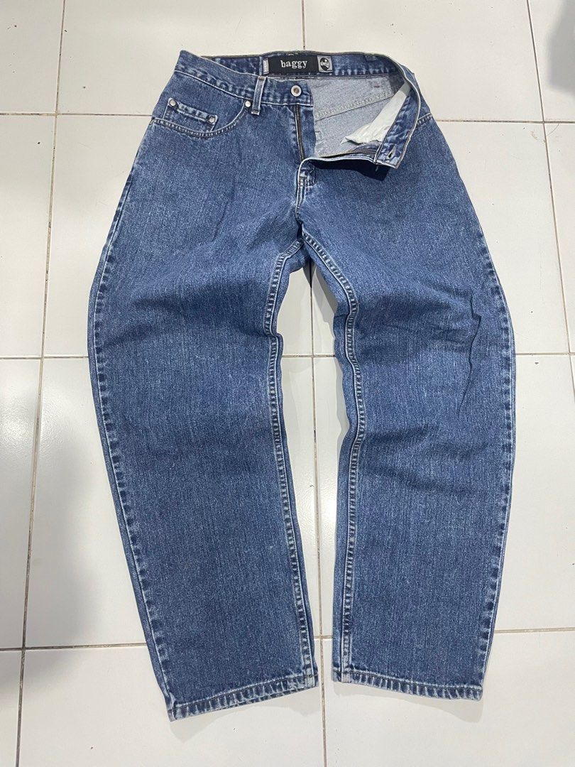 Silverlab Levi’s Baggy Jeans (Category: Jeans) located in Angeles City. Submitted by tinderolitthrift.ph (Listing ID 1428117080, Image 2). Description: - Silverlab Levi's Baggy Jeans - Size: M/32’ - 34’ Stretched - Length : 42’ - Opening Leg : 9’ - Classic baggy fit - Vintage - Stylish and comfortable - Levi Strauss & Co. branding.