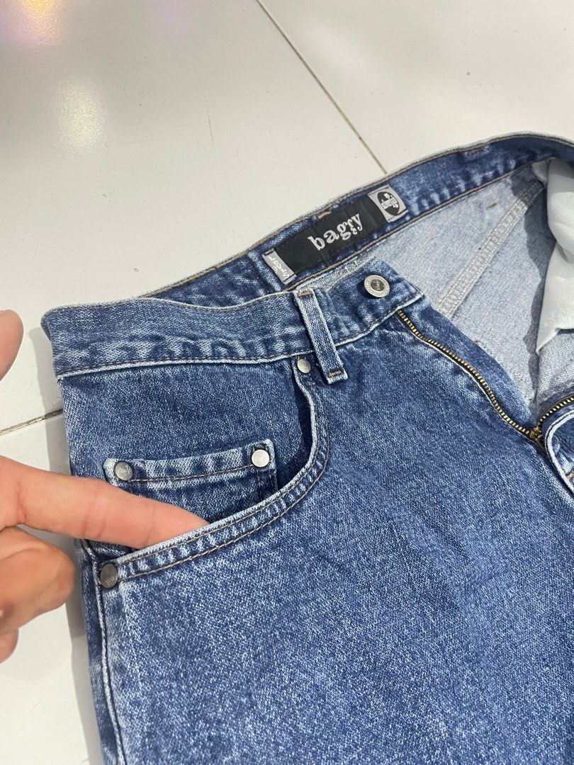 Silverlab Levi’s Baggy Jeans (Category: Jeans) located in Angeles City. Submitted by tinderolitthrift.ph (Listing ID 1428117080, Image 3). Description: - Silverlab Levi's Baggy Jeans - Size: M/32’ - 34’ Stretched - Length : 42’ - Opening Leg : 9’ - Classic baggy fit - Vintage - Stylish and comfortable - Levi Strauss & Co. branding.