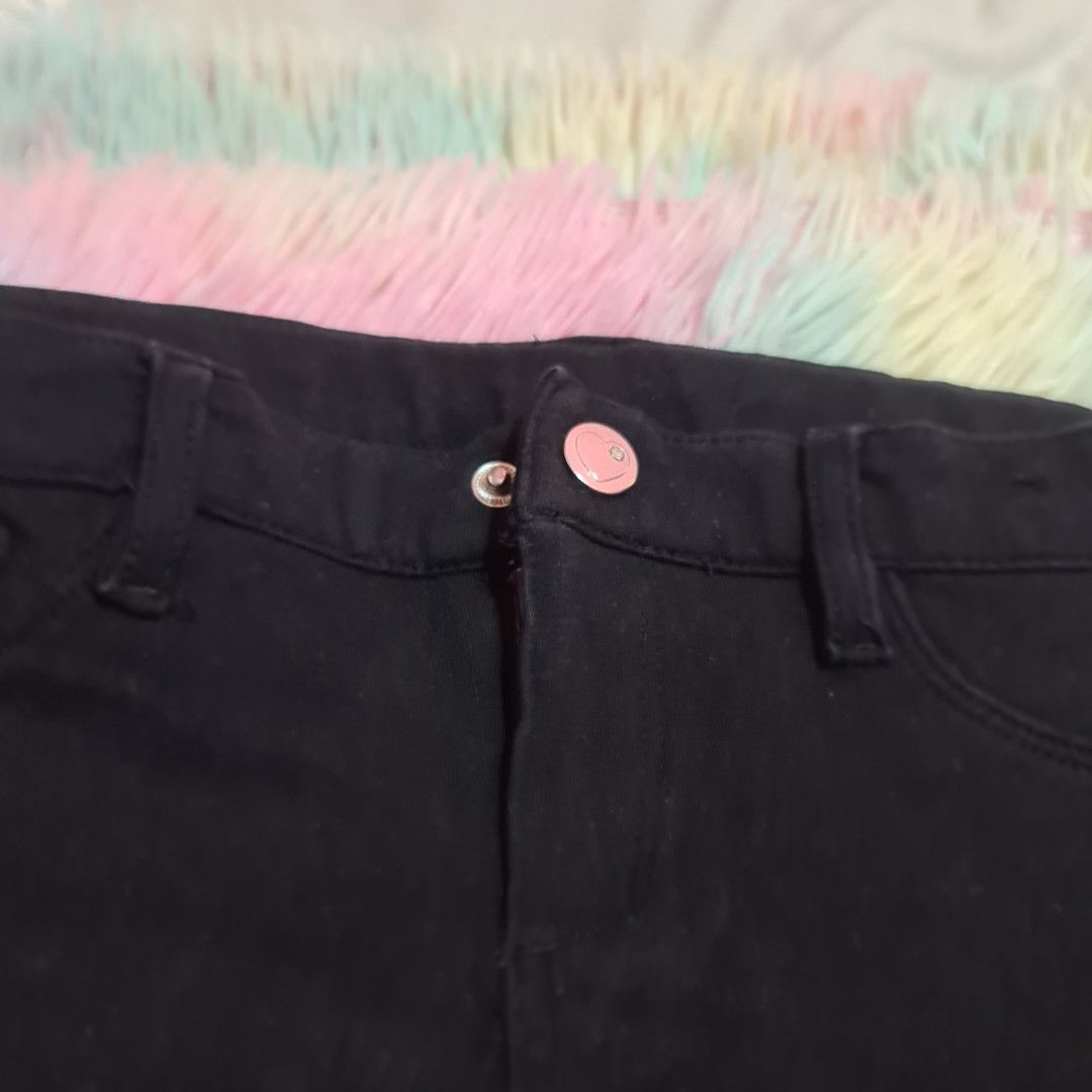 Terranova Black Pants for Kids (Category: Babies & Kids Fashion) located in Las Pinas. Submitted by assortedkidzstuffs (Listing ID 1428142651, Image 2). Description: terranova kids pants worn less than 5x saglit 6-7 on tag (fits 6-7y++) adjustable ung waist very nice fit ang nice and comfy ng fabric, a bit stretchy.
