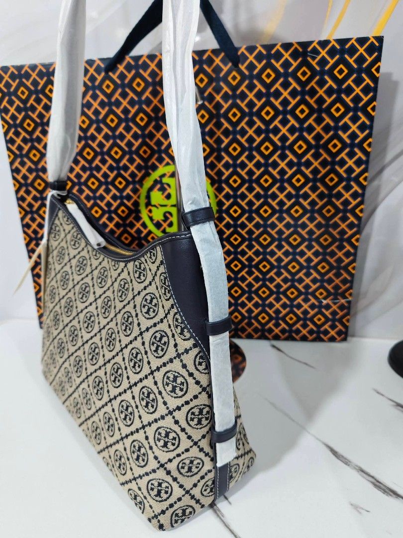 Tory Burch T Monogram Messenger Bag (Category: Luxury Bags & Wallets) located in Manila. Submitted by onlinebenta.ph (Listing ID 1428233803, Image 2). Description: ‼️ON HAND‼️ Tory Burch T Monogram Original & Brand New Market Price: 25k - 31k My price: 14,000 ONLY!!! Sealed with tag, dustbag, paperbag 🤝 Can deliver Nationwide Lalamove within the Metro COD available thru LBC.